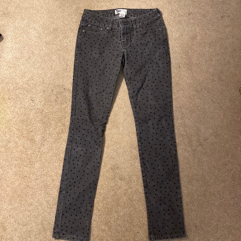 SO dark gray with tiny black hearts skinny jean - size 3